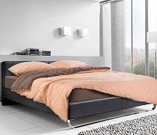 Однотонное постельное белье с простыней на резинке «Персиковая карамель», трикотаж (Евро) фото