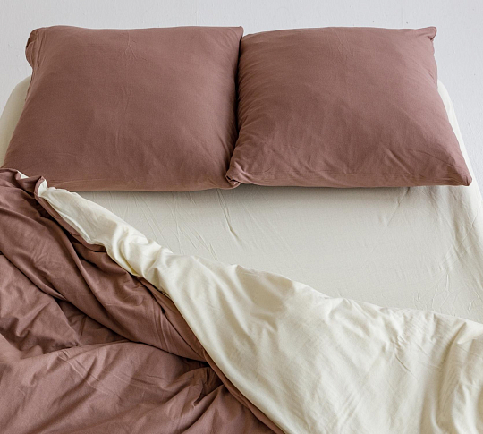 Однотонное постельное белье с простыней на резинке 180x200 Кофейный крем, трикотаж, Евро стандарт фото