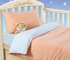 Детское однотонное постельное белье в кроватку 120х60 с простыней на резинке 60x120 Персиковое облако, кулирка, Ясельный, наволочка 40х60 фото